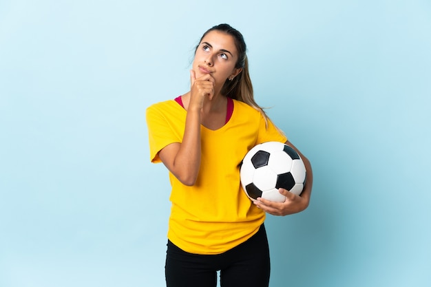 Jonge Spaanse geïsoleerde voetballervrouw