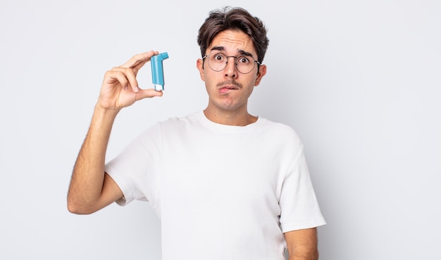 jonge Spaanse man die verbaasd en verward kijkt. astma concept
