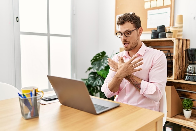 Jonge spaanse man die videogesprek heeft en communiceert met dove gebarentaal op kantoor