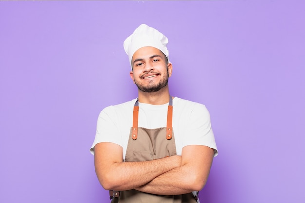 Jonge Spaanse man gelukkig expressie. chef-kok concept
