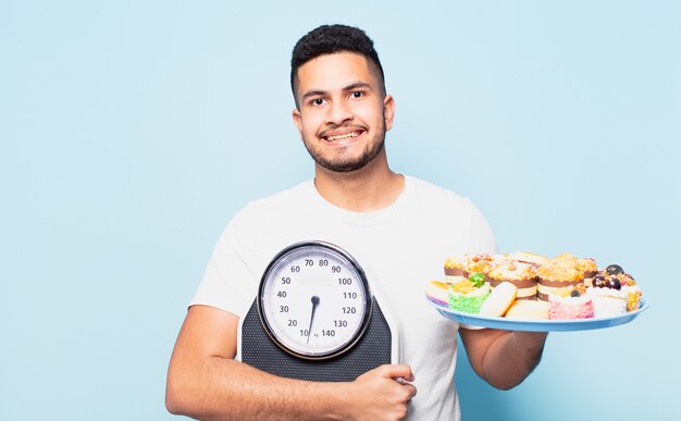 Jonge Spaanse man gelukkig expressie en dieet concept