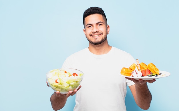 Jonge Spaanse man gelukkig expressie en dieet concept