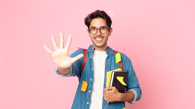 Jonge Spaanse man lacht en ziet er vriendelijk uit, met nummer vijf. studentenconcept