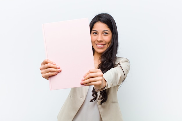 Jonge spaanse mooie vrouw met een boek