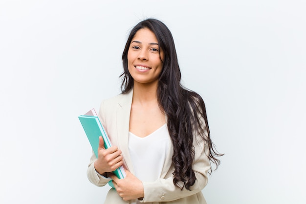 Jonge spaanse mooie vrouw met een boek