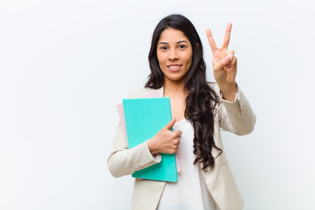 Jonge Spaanse mooie vrouw met een boek