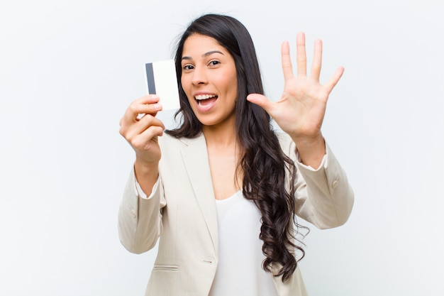 Jonge Spaanse mooie vrouw met een creditcard