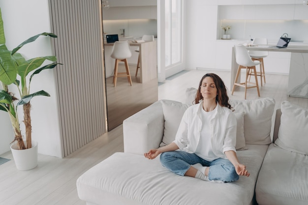 Jonge Spaanse vrouw beoefent yoga en meditatie thuis Welzijn en ochtendroutine