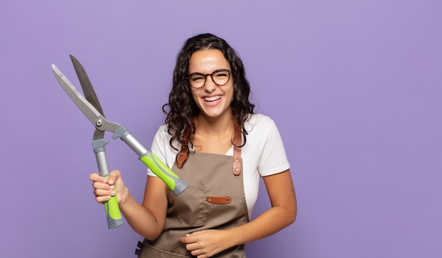 Jonge Spaanse vrouw die hardop lacht om een of andere hilarische grap, zich gelukkig en opgewekt voelt, plezier heeft