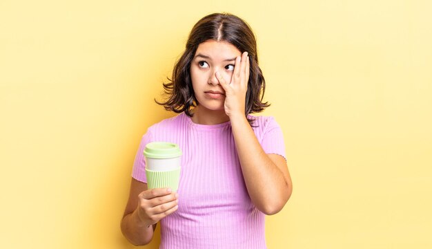 Jonge spaanse vrouw die zich verveeld, gefrustreerd en slaperig voelt na een vermoeiende afhaal koffie concept