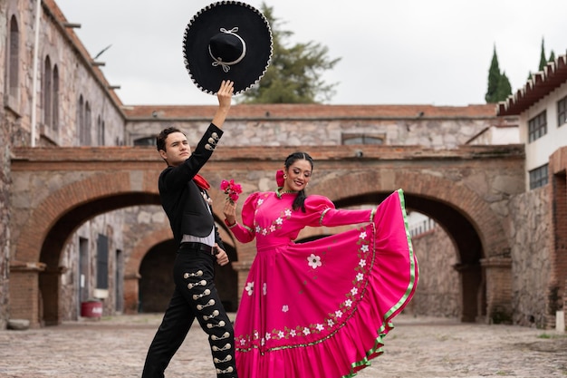 Foto jonge spaanse vrouw en man op onafhankelijkheidsdag of cinco de mayo-parade of cultureel festival