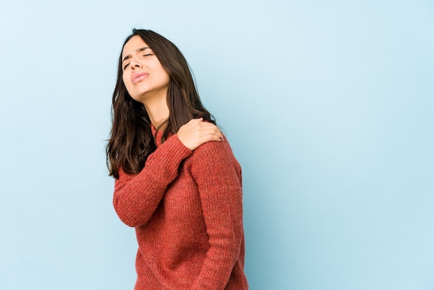 Jonge Spaanse vrouw geïsoleerd met een pijn in de schouder