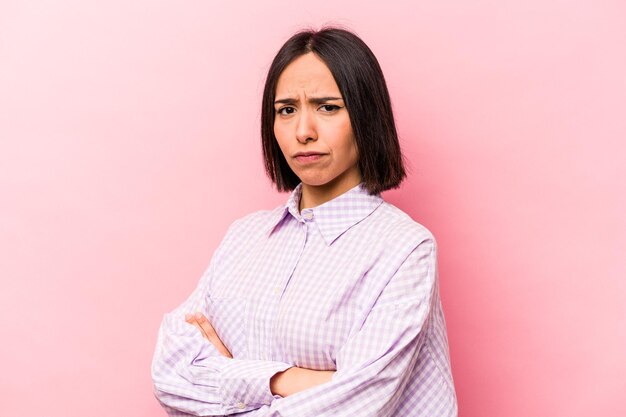 Jonge Spaanse vrouw geïsoleerd op roze achtergrond verdachte onzeker onderzoek je