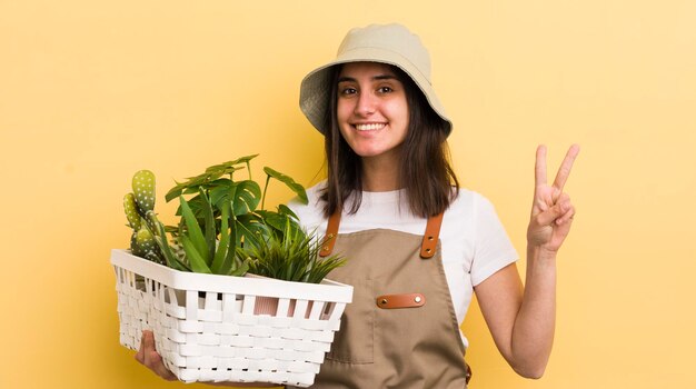 Jonge Spaanse vrouw met planten tuinieren concept