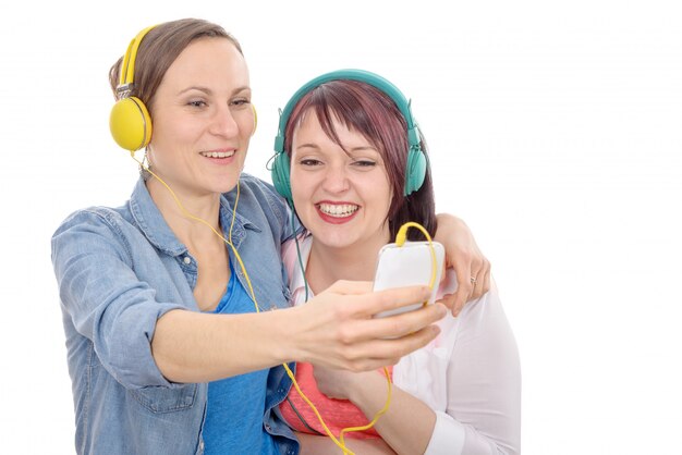 jonge Spaanse vrouwen die een selfie nemen.