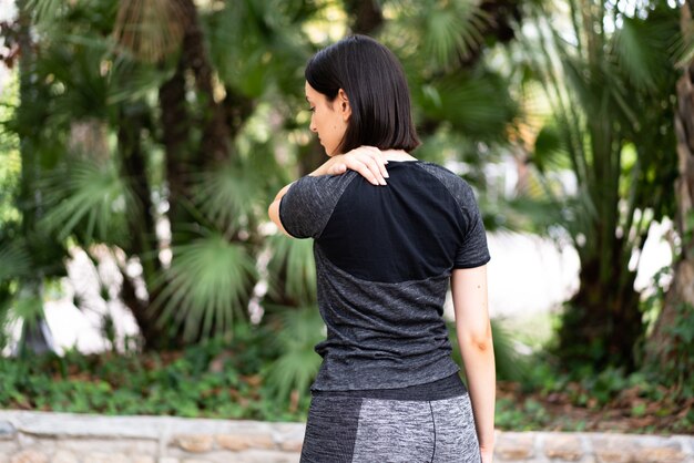 Jonge sport blanke vrouw buitenshuis in een park