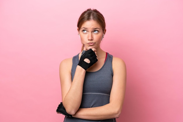 Jonge sport blanke vrouw geïsoleerd op roze background