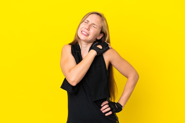 Jonge sport Engelse vrouw geïsoleerd op een witte achtergrond die lijdt aan pijn in de schouder omdat ze moeite heeft gedaan