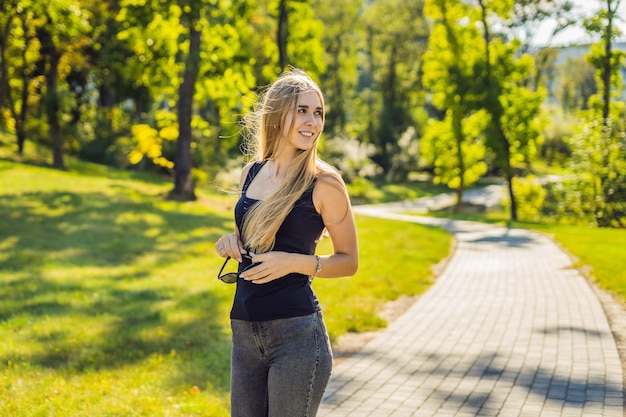 Jonge sport meisje poseren in het park.