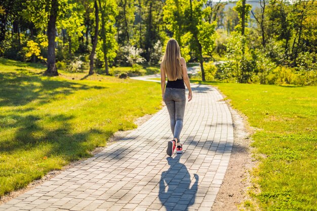 Jonge sport meisje poseren in het park