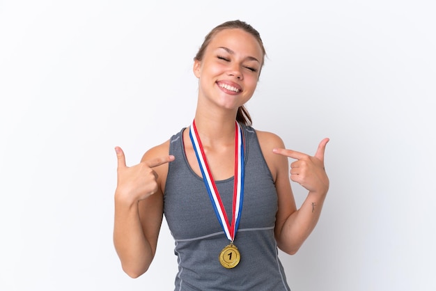 Jonge sport Russisch meisje met medailles geïsoleerd op een witte achtergrond trots en zelfvoldaan