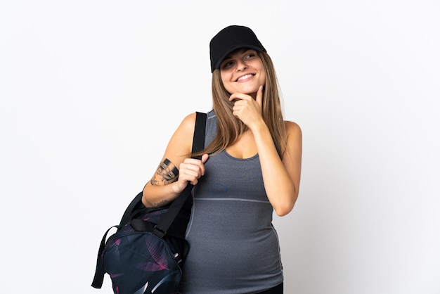 Jonge sport Slowaakse vrouw met sporttas op zoek naar de kant en glimlachen