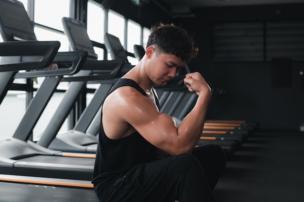 Jonge, sportieve, aantrekkelijke vrouw die sportkleding draagt, yoga beoefent, op een mat in de sportschool werkt, achtergrond Yoga is een gezondheidszorg levensstijl