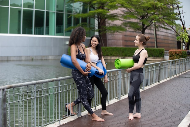 Jonge sportieve aantrekkelijke vrouw die yoga beoefent die yogaoefening doet Mooie jonge vrouw die yoga beoefent op houten terras