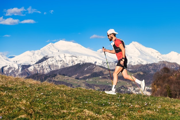 Jonge sportieve man beoefent nordic walking