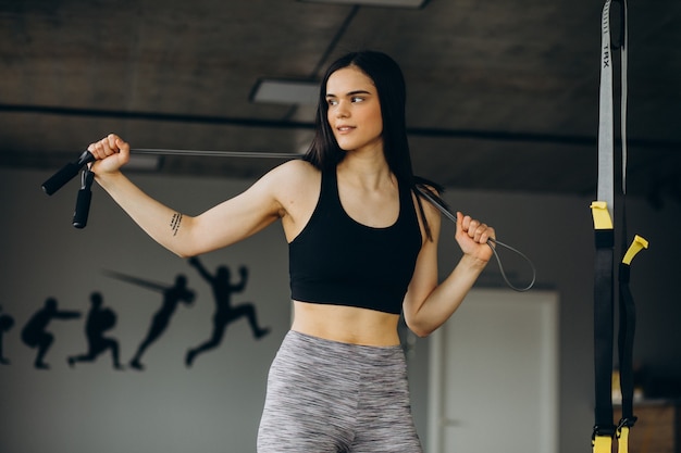 Jonge sportieve vrouw die traint in de sportschool