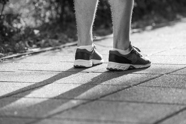 jonge sportieve vrouw joggen op zonnige ochtend in de stad