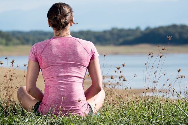 Jonge sportieve vrouw met roze sportkleding