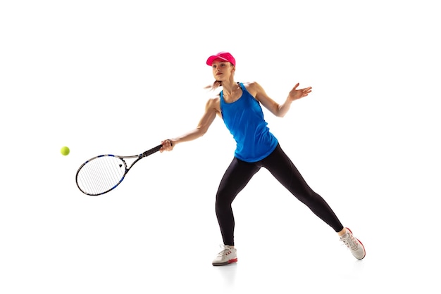 Jonge sportieve vrouw tennisser tennissen geïsoleerd op een witte achtergrond gezonde levensstijl