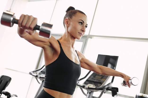 Jonge sportieve vrouw training in de sportschool