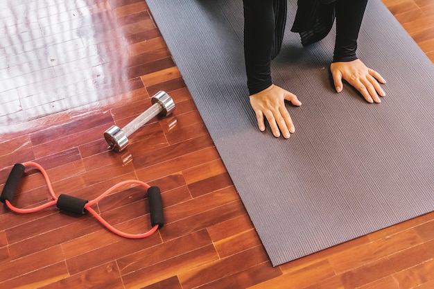 Jonge sportieve yogi yoga vrouw