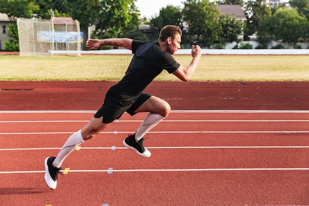 Jonge sportman die buiten loopt