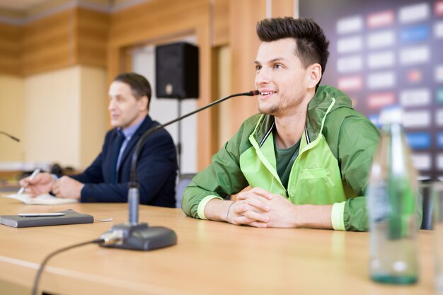 Jonge sportman op persconferentie