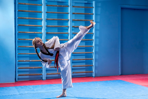 Jonge sportvrouw die krijgskunst van taekwondo gezond levensstijlconcept beoefent