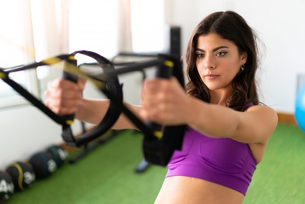 Jonge sportvrouw in een gymnastiek