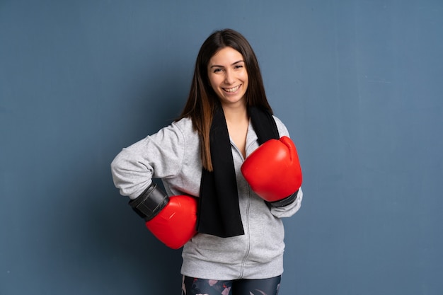 Jonge sportvrouw met bokshandschoenen
