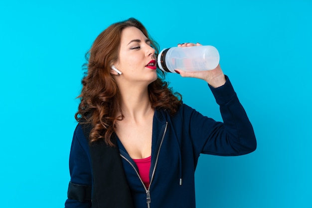 Jonge sportvrouw met de fles van het sportenwater