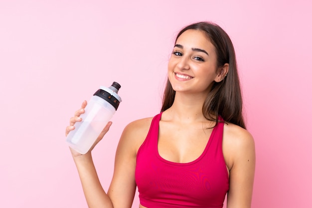 Jonge sportvrouw met de fles van het sportenwater