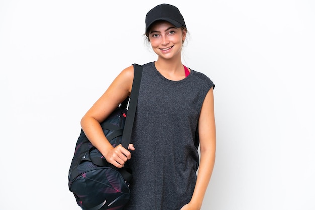 Jonge sportvrouw met sporttas die bij het witte lachen wordt geïsoleerd als achtergrond