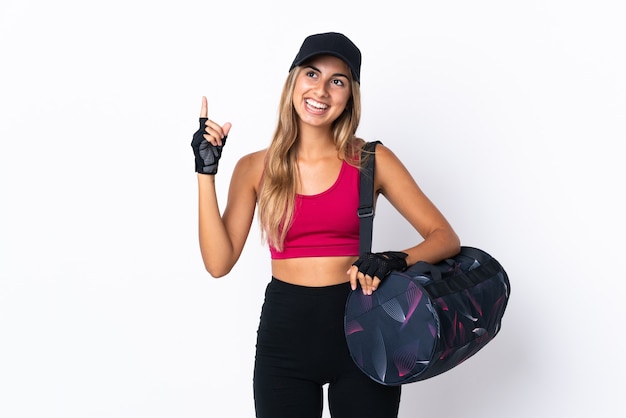 Jonge sportvrouw met sporttas over geïsoleerde witte achtergrond die een geweldig idee benadrukt