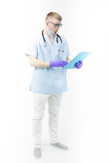 Jonge stagiair in uniform op zoek geschokt op klembord met diagnose van de patiënt