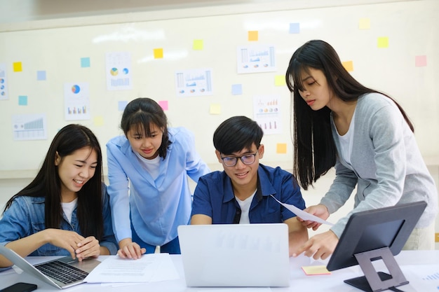 Jonge startende zakenmensen teamwork brainstormvergadering om de nieuwe projectinvestering te bespreken.