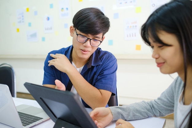 Jonge startende zakenmensen teamwork brainstormvergadering om de nieuwe projectinvestering te bespreken.