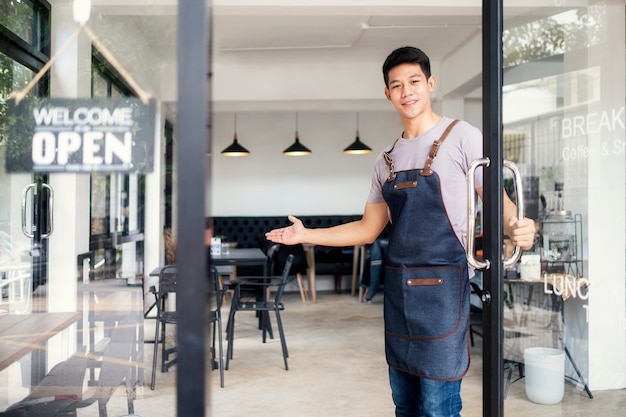 Jonge startup koffie café owener open en welkome klant.