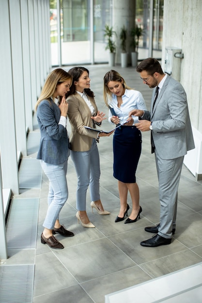 Jonge startup-teams hebben een discussie via een trap in de kantoorgang