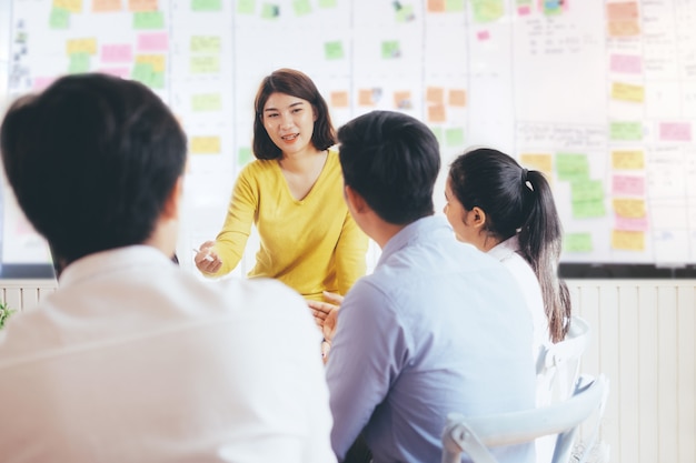 Jonge startups mensen uit het bedrijfsleven teamwerk brainstormvergadering.